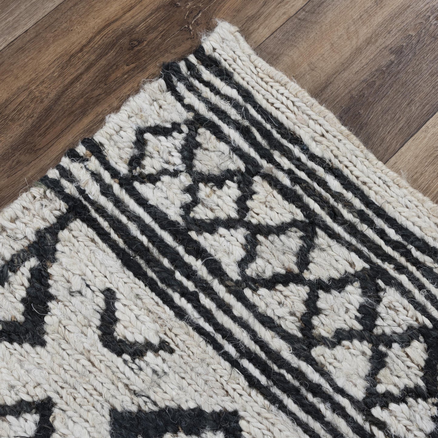 Bengal BNL938 Beige/Black Hand Woven Rug - Rizzy