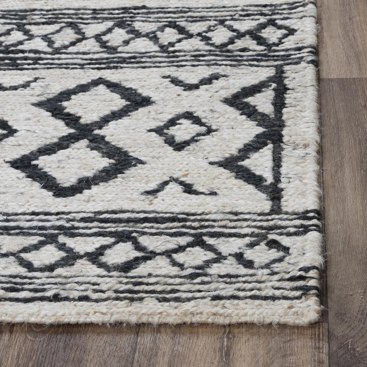 Bengal BNL938 Beige/Black Hand Woven Rug - Rizzy