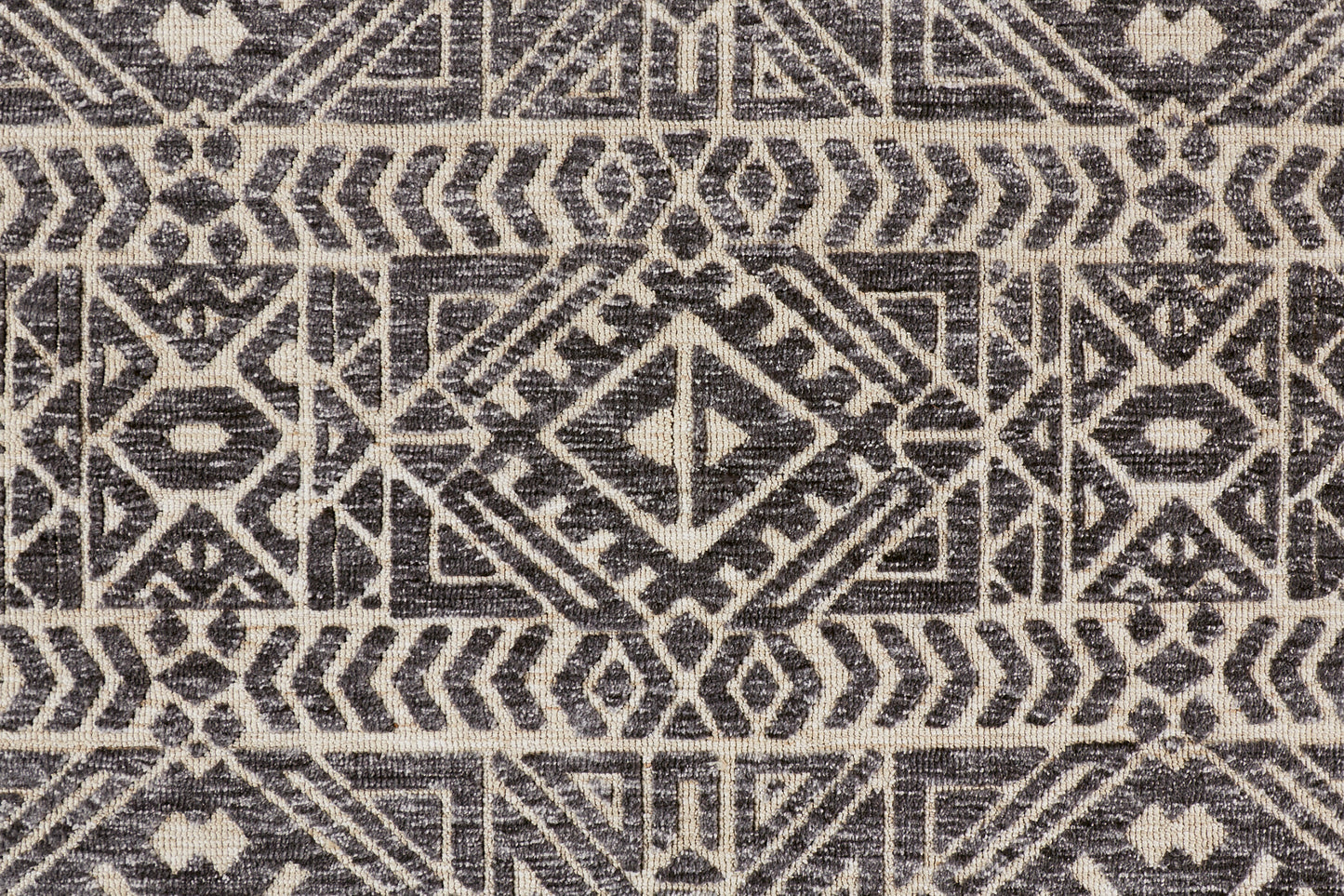 Colton Modern/Cabin & Lodge/Global Gray/Black/Ivory Accent Rug