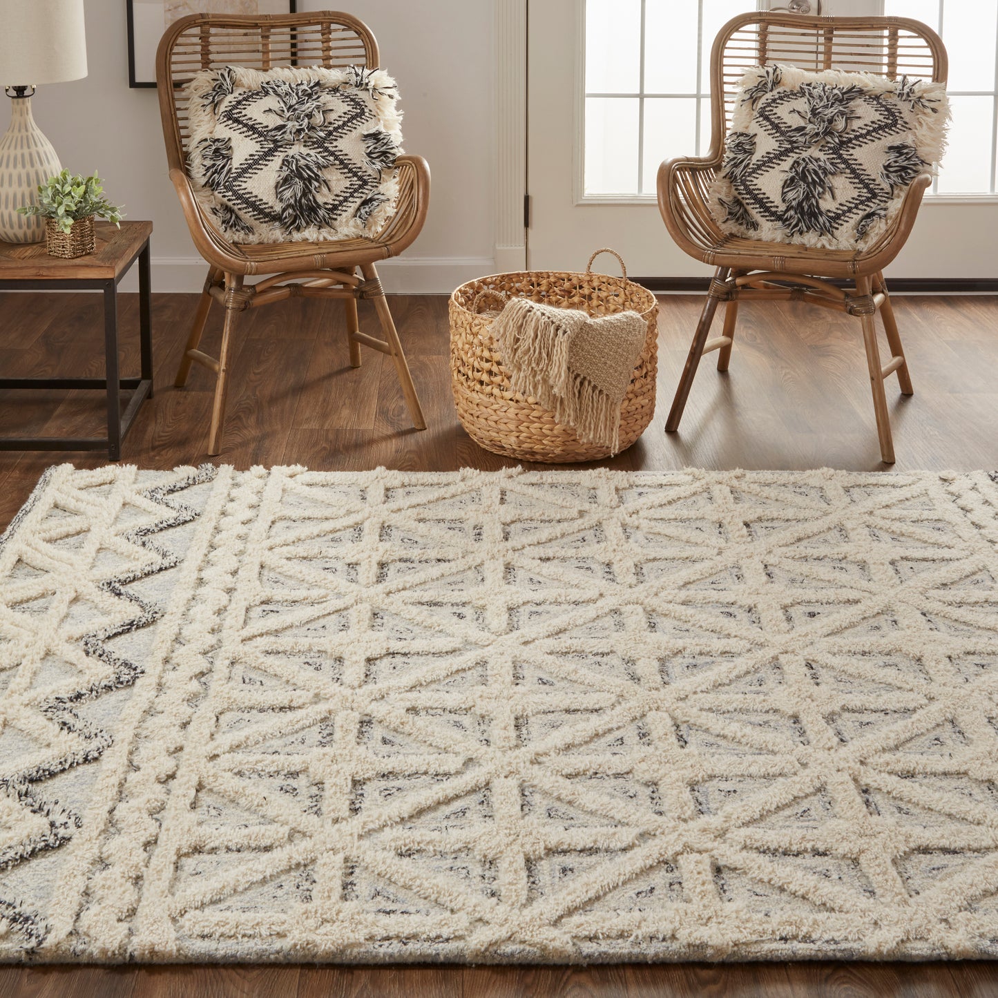 Anica Transitional/Moroccan/Global Ivory/Black Area Rug