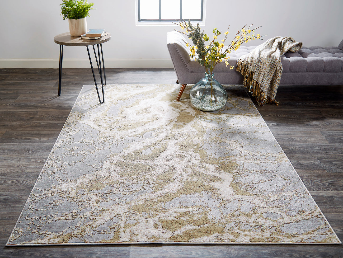 Aura Modern/Industrial/Casual Ivory/Silver/Gold Accent Rug