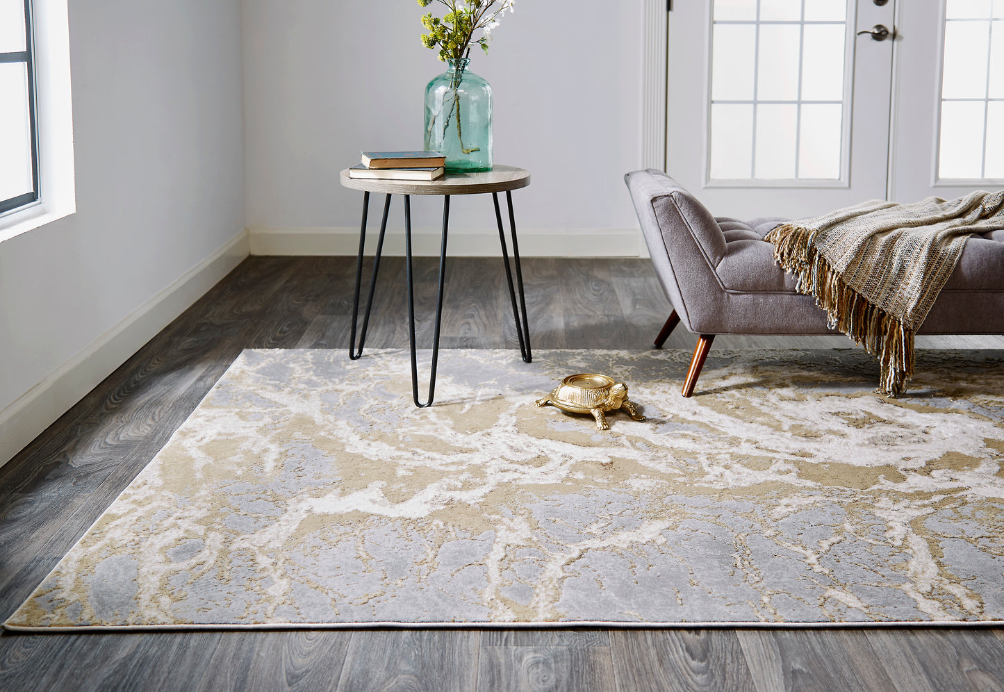 Aura Modern/Industrial/Casual Ivory/Silver/Gold Accent Rug