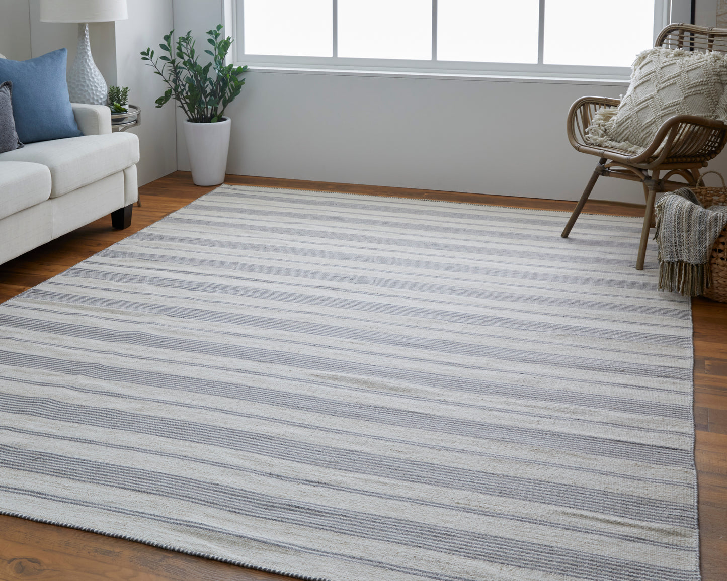 Duprine Transitional/Casual/Nautical & Coastal Gray/Ivory Accent Rug